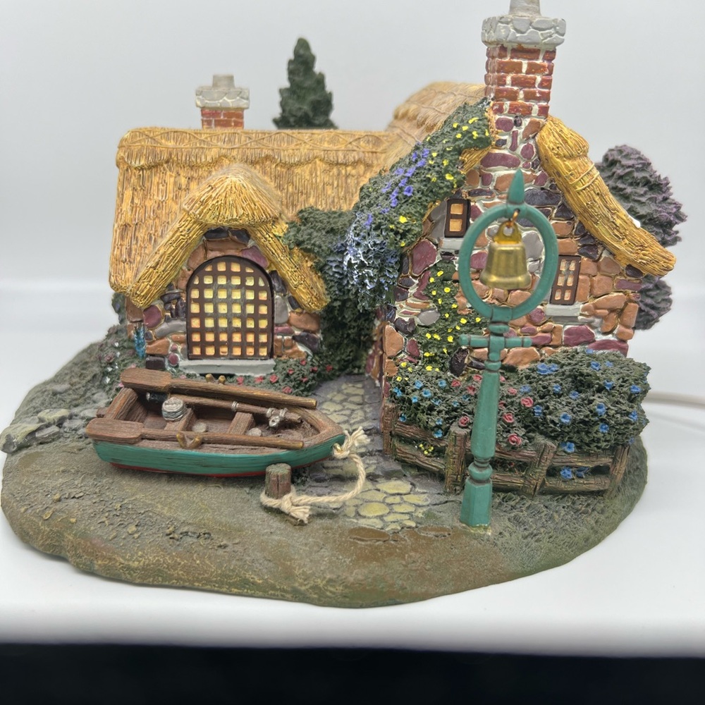 EC~Thomas Kinkade Seaside
Boathouse Hawthorne Lamp Light Village Cottage A-1229